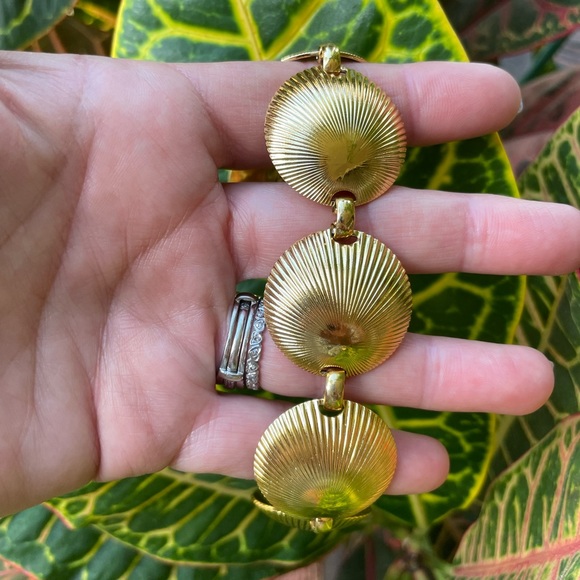 VTG Christian Dior gold tone fluted clam shell bracelet - Picture 2 of 10